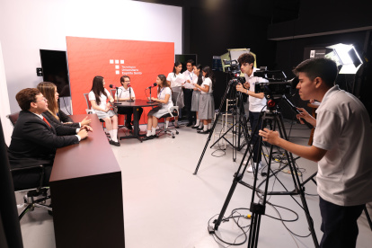 Los estudiantes del Centro Educativo Espíritu Santo son redactores, editores, locutores, camarógrafos, etc., en el set del canal TES TV.