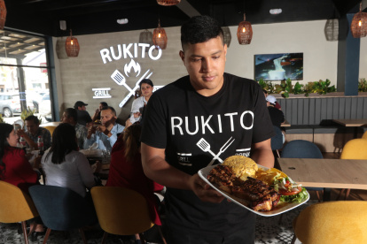 Servicio. El moro se sirve como un acompañante a carnes u otros platos de la carta, pero el moro es el principal atractivo por el que llega la clientela.