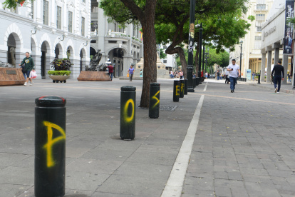 En la Plaza de la Administración, cerca del Municipio, se escribe en los bolardos.