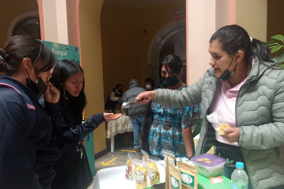 Gabriela Frías utiliza la quinua para elaborar snacks.