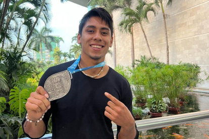 El garrochista con la medalla de plata del Campeonato Sudamericano de Adultos, en que reafirmó los 5,40 metros en su prueba.