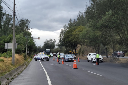 Los agentes de tránsito de Quito realizan controles sobre documentos y el estado de los vehículos de pasajeros