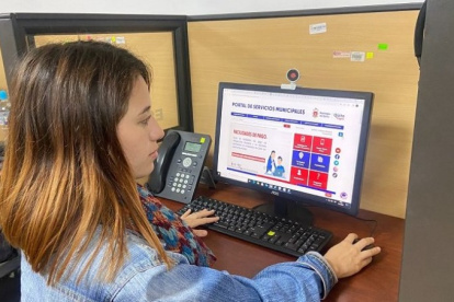Una funcionaria enseña los diferentes servicios virtuales que brinda la Alcaldía de Quito