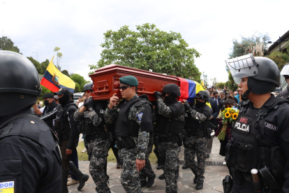 Honra fúnebre. Miembros de la Policía Nacional cargan en hombros el féretro del candidato presidencial.