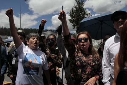 Reacción. Tras el asesinato de Villavicencio, una simpatizante protesta.