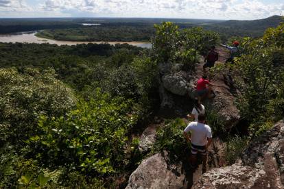Paisaje. Varios turistas observan desde un mirador el curso del río Raudal del Guayabero, en la región del Guaviare (Colombia).