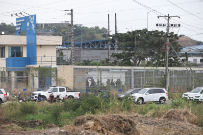 Militares y policías se encuentran inspeccionando el reclusorio.