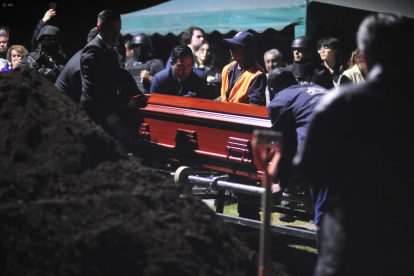 Noche. El entierro se dio en el campo santo Monte Olivo, norte de Quito.