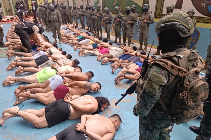 Control. Alias "Fito" (segundo de la derecha) aparece con las manos atadas previo a su cambio a La Roca.