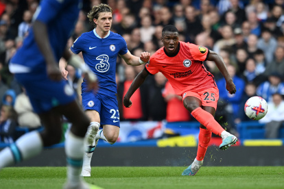 London (United Kingdom), 15/04/2023.- Brighton"s Moises Caicedo (R) in action during the English Premier League soccer match between Chelsea and Brighton and Hove Albion at Stamford Bridge in London, Britain, 15 April 2023. (Reino Unido, Londres) EFE/EPA/ANDY RAIN EDITORIAL USE ONLY. No use with unauthorized audio, video, data, fixture lists, club/league logos or "live" services. Online in-match use limited to 120 images, no video emulation. No use in betting, games or single club/league/player publications