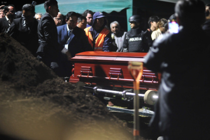 Sepelio. La noche del viernes fueron sepultados los restos de Fernando Villavicencio.