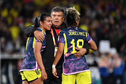 Sydney (Australia), 12/08/2023.- Colombia head coach Nelson Abadia (centre) consoles Daniela Arias (left) and Jorelyn Carabali of Colombia after losing the FIFA Women"s World Cup 2023 Quarter Final soccer match between England and Colombia at Stadium Australia in Sydney, Australia, 12 August 2023. (Mundial de Fútbol) EFE/EPA/BIANCA DE MARCHI AUSTRALIA AND NEW ZEALAND OUT