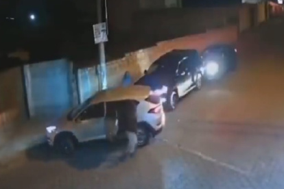 Cierre. Dos carros bloquean el paso de otro, en donde se movilizan algunos miembros de una misma familia