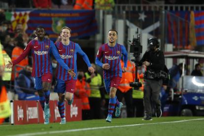 BARCELONA, 27/02/2022.- Los jugadores del FC Barcelona, (i-d) el francés Ousmane Dembélé, el neerlandés Frenkie de Jong y el estadounidense Sergiño Dest, celebran el segundo gol del equipo blaugrana durante el encuentro correspondiente a la jornada 26 de primera división que disputan hoy domingo frente al Athletic Club en el estadio del Camp Nou, en Barcelona. EFE / Alejandro García.