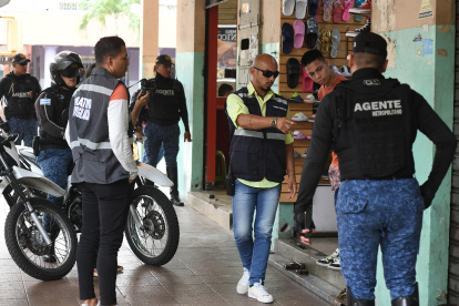 Labor. Agentes del Cuacme se sumaron al despeje de las aceras, en el centro de la ciudad.