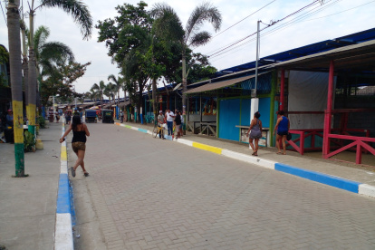 Ausencia. Entre la mañana y tarde de ayer, la zona turística de la playa lucía prácticamente vacía en relación con otros feriados.
