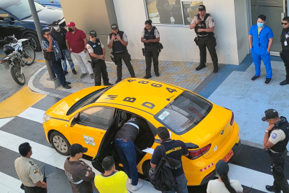 Sitio. Las víctimas viajaban en este taxi con su padre, quien resultó ileso.