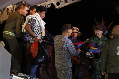 Fotografía de archivo, tomada el pasado 9 de junio, en la que se registró a Manuel Ranoque (3-i), padre de los menores que sobrevivieron 40 días perdidos en la selva oriental colombiana luego de que se accidentara la avioneta que viajaban, a su llegada al Aeropuerto Militar de CATAM, en Bogotá (Colombia). EFE/Mauricio Dueñas