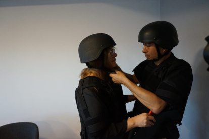 Protección. Casco y chaleco antibalas se han incorporado a la indumentaria de la esposa del candidato presidencial asesinado.