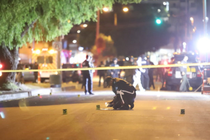 Hecho. El asesinato de Fernando Villavicencio evidenció las fallas de la seguridad que le brindaba la Policía Nacional. En el lugar, personal de criminalística recopila indicios de lo que fue el asesinato contra el excandidato a la presidencia.