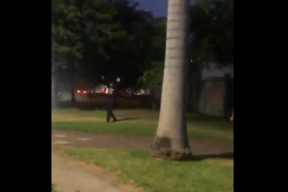 La grabación muestra al sujeto en posesión de un arma de fuego