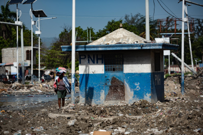 PUERTO PRÍNCIPE (HAITÍ), 13/08/2023.- Fotografía de un pequeño puesto policial abandonado en el barrio Martissant, el sábado 12 de agosto de 2023, en Puerto Príncipe (Haití). El clima de inseguridad en Haití sigue empeorando. Las autoridades pierden cada vez más territorio, tomado como rehén por bandas que siembran el terror día y noche. No menos del 80 % del área metropolitana de Puerto Príncipe está controlada por bandas. EFE/ Johnson Sabin