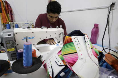 MEX2360. TLAXCALA (MÉXICO), 13/08/2023.- El textilero mexicano Ricardo Hernández muestra la elaboración de calzado artesanal, el 11 de agosto de 2023, en Tlaxcala (México). El textilero mexicano Ricardo Hernández Xochitemol ha creado calzado artesanal con diseños inspirados en el folclore que ha representado a México en el mundo. EFE/ Hilda Ríos