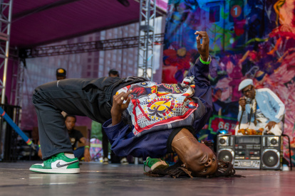 ACOMPAÑA CRÓNICA: EEUU MÚSICA - AME283. NUEVA YORK (ESTADOS UNIDOS), 12/08/2023.- Un joven participa en una competencia de baile durante el Summer for the City Hip-Hop Week, el 9 de agosto de 2023, en el Lincoln Center, con motivo a los 50 años del Hip-Hop, en Nueva York (EE.UU.). El Bronx, el barrio de Nueva York al que durante décadas le pesó la fama de peligroso, se convirtió este sábado en el destino de miles de personas que se sumaron a una fiesta callejera para celebrar el 50 aniversario de la cultura hiphop junto a sus orgullosos vecinos. EFE/ Ángel Colmenares