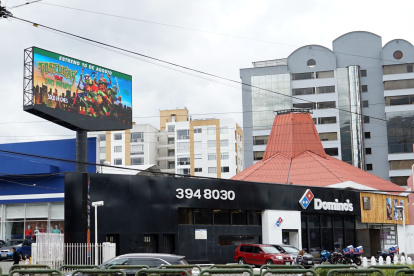 Vallas. En las zonas donde existen conjuntos residenciales hay rótulos con iluminación incandescente que impide descansar.