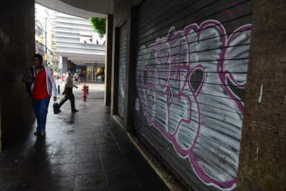 Centro. El edificio Fénix fue otro punto vandalizado. También fue intervenido.
