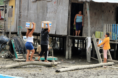 Las familias afectadas recibieron kits de asistencia humanitaria.