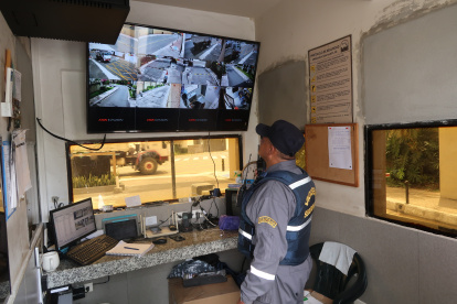 Urbanizaciones. En una urbanización de El Tornero aseguran que han invertido más de $ 30.000 en seguridad con la colocación de cámaras, puertas y blindándose. Sin embargo, no se sienten a salvo.