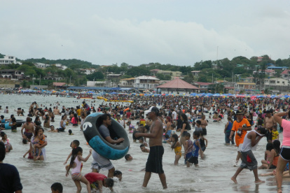 Concurrencia. Varias playas de Santa Elena tuvieron una masiva presencia de turistas de la región sierra.