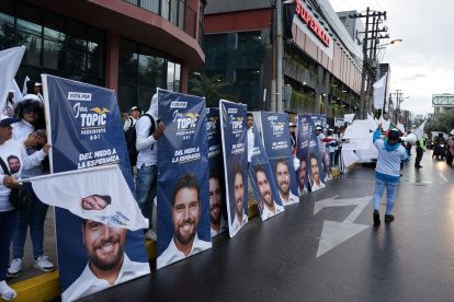 Simpatizantes se reunieron en las afueras del edificio en donde se lleva a cabo el debate