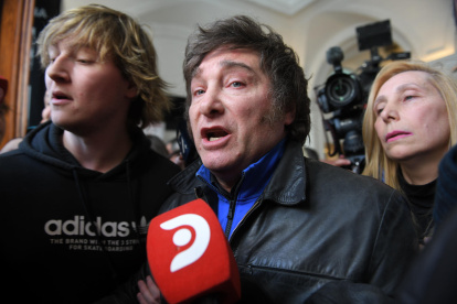 El economista Javier Milei (c), precandidato presidencial de la coalición derechista La Libertad Avanza