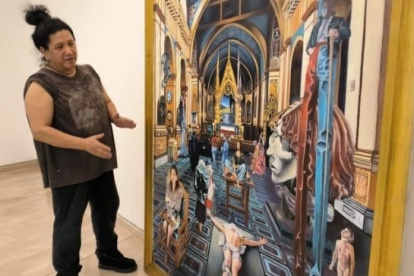 Preparación. Agustín Patiño trabaja en la previa de la muestra.