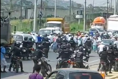 Los integrantes de la Policía Nacional permitieron que quienes se acercaron hasta el lugar, se coloquen al pie de la vereda cercana al ingreso de La Roca.