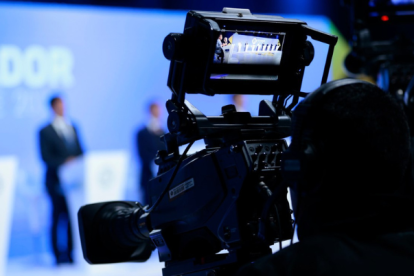 Fotografía cedida por el Consejo Nacional Electoral (CNE) de Ecuador que muestra a los candidatos a la Presidencia en el debate del canal EcuadorTV.