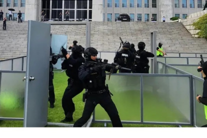 La policía surcoreana reveló este lunes que varios periódicos nacionales recibieron en la víspera un correo electrónico de una cuenta aparentemente japonesa advirtiendo sobre la instalación de varias bombas en el interior del Ayuntamiento de Seúl,