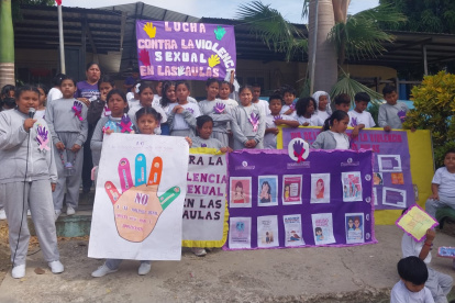 Los estudiantes de diferentes instituciones educativas exhibieron sus mensajes en el marco de la  Lucha contra la Violencia Sexual en las Aulas.