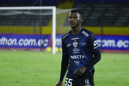 Caicedo jugó para las divisiones formativas de IDV, llegando al primer equipo.