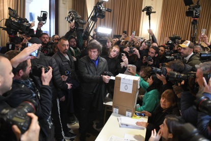El economista Javier Milei (c-i), precandidato presidencial de la coalición derechista La Libertad Avanza, vota hoy en las elecciones Primarias, Abiertas, Simultáneas y Obligatorias (PASO), en la sede de la Universidad Tecnológica Nacional (UTN) en el barrio de Almagro, en Buenos Aires (Argentina). La jornada electoral en Argentina transcurre este domingo en medio de las demoras denunciadas en Buenos Aires por la implementación del voto electrónico, los discursos de los principales líderes políticos pidiendo a la ciudadanía que acuda a sufragar y una participación de un tercio del censo. EFE/Enrique García Medina
