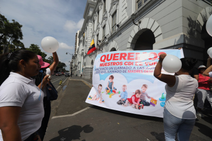 Plantón. De manera pacífica, las madres y padres hicieron un plantón en los bajos de la Gobernación del Guayas, para obtener respuestas sobre el cierre de los CDI de sus sectores.