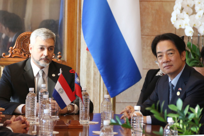 El vicepresidente de Taiwán, William Lai (d), se reúne este 14 de agoto con el presidente paraguayo Mario Abdo Benítez, en el Palacio de López en Asunción (Paraguay). Lai llegó este lunes a Paraguay para asistir este martes al acto de juramentación del economista Santiago Peña como nuevo presidente del país suramericano. EFE/ Christian Alvarenga