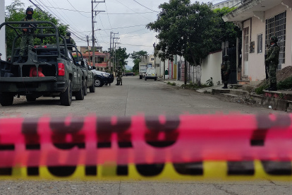 Tropas del Ejército Mexicano vigilan hoy la zona en donde se localizaron varios cuerpos desmembrados, en el municipio de Poza Rica, estado de Veracruz (México). Autoridades mexicanas reportaron este lunes el hallazgo de docenas de cadáveres desmembrados, embalados y congelados en refrigeradores de casas del crimen organizado en Veracruz, estado del oriente del país que vive una ola de violencia por bandas de la delincuencia. EFE/Édgar Escamilla