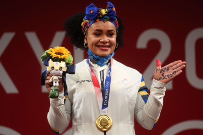 La pesista en lo alto del podio de Tokio 2020 con la dedicatoria a su mamá y hermano, fallecidos.