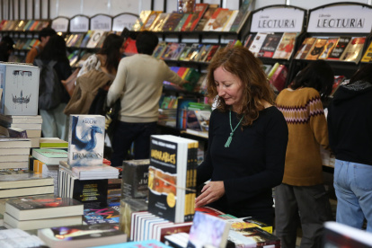 La escritora italiana Arianna Squilloni observa publicaciones el 11 de agosto de 2023 durante la Feria Internacional del Libro en La Paz (Bolivia).