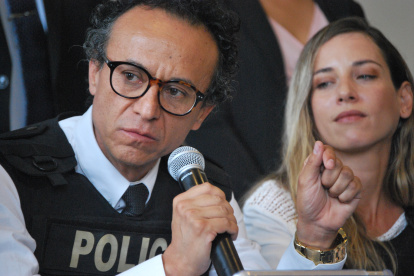 Christian Zurita en rueda de prensa con chaleco antibalas