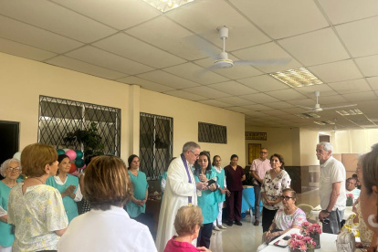 El parroco dio unas palabras y una oración para inaugurar el proyecto.