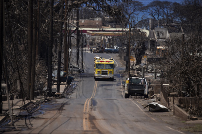 Un coche de bomberos patrulla por un barrio arrasado por las llamas en Lahaina, Hawái